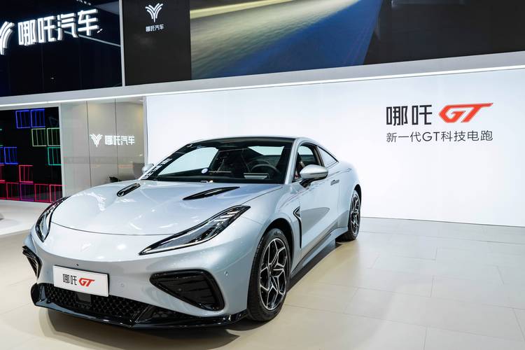 广州164哪吒汽车在智能汽车领域的表现，领途汽车在新能源汽车市场中的影响力